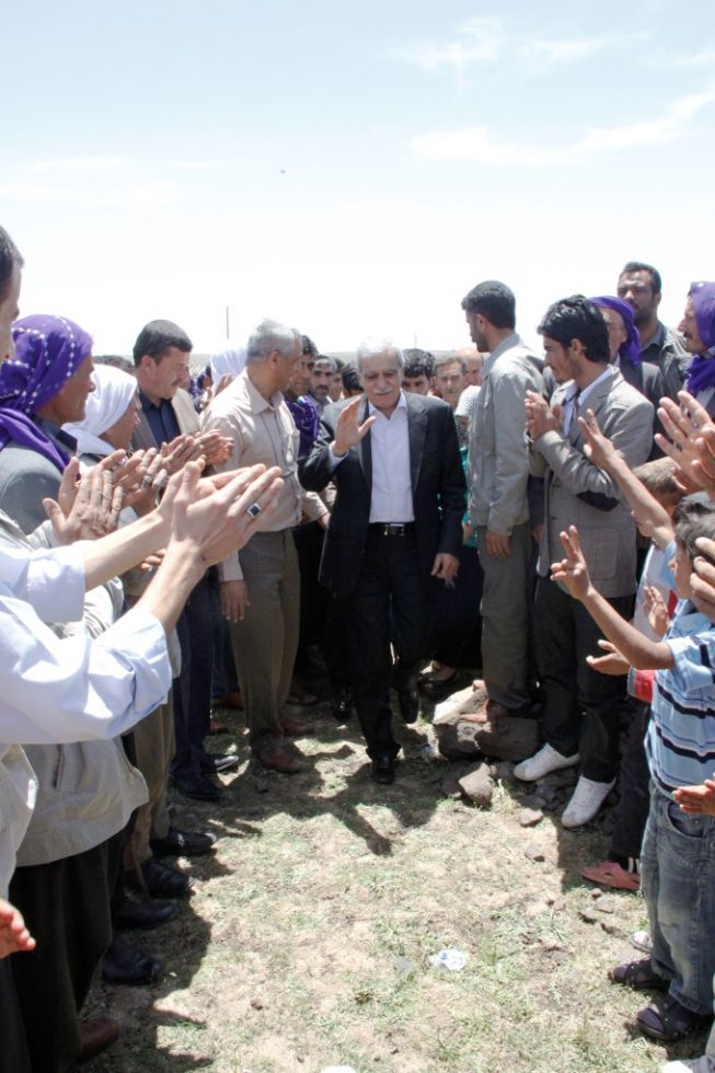 DTP eş Başkanı Ahmet Türk, Barış ve Demokrasi Partisi Diyarbakır Milletvekili Altan Tan, Şanlıurfa Milletvekili İbrahim Binici ile birlikte bölgede en çok koruyucusu bulunan 1993 yılında  üç PKK militanı ile Bir köy koruyucusunun  öldüğü geçmişte  çatışmaların yaşandığı  Karacadağ eteklerinde  bulunan çıkrık köyünde  Türkmen Aşireti  mensuplarıyla  bir araya  gelen milletvekilleri  köy meydanında  bulunan kıl çadırda  aşiretin  ileri gelenleriyle  kucaklaşan  BDP milletvekilleri  yeni, bir  sürecin başladığına dikkat çekerek  geçmişte  yaşanan  husumetleri  bir tarafa bıraktıklarını  belirttiler.