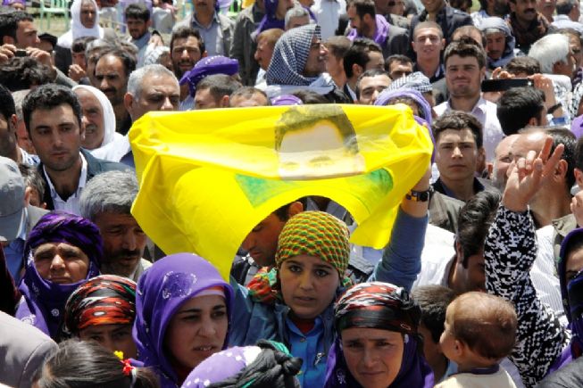 DTP eş Başkanı Ahmet Türk, Barış ve Demokrasi Partisi Diyarbakır Milletvekili Altan Tan, Şanlıurfa Milletvekili İbrahim Binici ile birlikte bölgede en çok koruyucusu bulunan 1993 yılında  üç PKK militanı ile Bir köy koruyucusunun  öldüğü geçmişte  çatışmaların yaşandığı  Karacadağ eteklerinde  bulunan çıkrık köyünde  Türkmen Aşireti  mensuplarıyla  bir araya  gelen milletvekilleri  köy meydanında  bulunan kıl çadırda  aşiretin  ileri gelenleriyle  kucaklaşan  BDP milletvekilleri  yeni, bir  sürecin başladığına dikkat çekerek  geçmişte  yaşanan  husumetleri  bir tarafa bıraktıklarını  belirttiler.