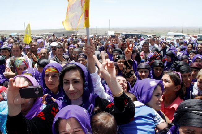 DTP eş Başkanı Ahmet Türk, Barış ve Demokrasi Partisi Diyarbakır Milletvekili Altan Tan, Şanlıurfa Milletvekili İbrahim Binici ile birlikte bölgede en çok koruyucusu bulunan 1993 yılında  üç PKK militanı ile Bir köy koruyucusunun  öldüğü geçmişte  çatışmaların yaşandığı  Karacadağ eteklerinde  bulunan çıkrık köyünde  Türkmen Aşireti  mensuplarıyla  bir araya  gelen milletvekilleri  köy meydanında  bulunan kıl çadırda  aşiretin  ileri gelenleriyle  kucaklaşan  BDP milletvekilleri  yeni, bir  sürecin başladığına dikkat çekerek  geçmişte  yaşanan  husumetleri  bir tarafa bıraktıklarını  belirttiler.