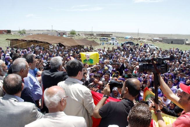 DTP eş Başkanı Ahmet Türk, Barış ve Demokrasi Partisi Diyarbakır Milletvekili Altan Tan, Şanlıurfa Milletvekili İbrahim Binici ile birlikte bölgede en çok koruyucusu bulunan 1993 yılında  üç PKK militanı ile Bir köy koruyucusunun  öldüğü geçmişte  çatışmaların yaşandığı  Karacadağ eteklerinde  bulunan çıkrık köyünde  Türkmen Aşireti  mensuplarıyla  bir araya  gelen milletvekilleri  köy meydanında  bulunan kıl çadırda  aşiretin  ileri gelenleriyle  kucaklaşan  BDP milletvekilleri  yeni, bir  sürecin başladığına dikkat çekerek  geçmişte  yaşanan  husumetleri  bir tarafa bıraktıklarını  belirttiler.