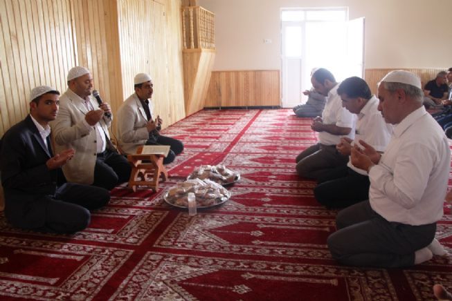 Siverek Belediyesi tarafından geçtiğimiz yıl ilçenin Şirinkuyu mahallesinde geçtiğimiz yıl yapımına başlanılan taziye evi ile mescit hizmete açıldı.    Dini sosyal tesislerin açılışına belediye Başkan vekili Mustafa Hivi Abikoğlu ilçe müftüsü Ahmet Hilmi Yazar ile çok sayıda vatandaş katıldı.