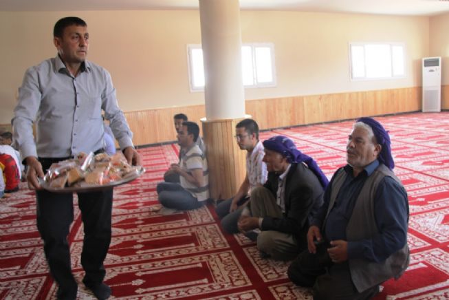 Siverek Belediyesi tarafından geçtiğimiz yıl ilçenin Şirinkuyu mahallesinde geçtiğimiz yıl yapımına başlanılan taziye evi ile mescit hizmete açıldı.    Dini sosyal tesislerin açılışına belediye Başkan vekili Mustafa Hivi Abikoğlu ilçe müftüsü Ahmet Hilmi Yazar ile çok sayıda vatandaş katıldı.