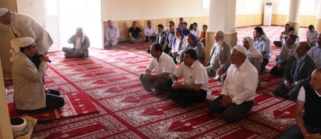 Siverek Belediyesi tarafından geçtiğimiz yıl ilçenin Şirinkuyu mahallesinde geçtiğimiz yıl yapımına başlanılan taziye evi ile mescit hizmete açıldı.    Dini sosyal tesislerin açılışına belediye Başkan vekili Mustafa Hivi Abikoğlu ilçe müftüsü Ahmet Hilmi Yazar ile çok sayıda vatandaş katıldı.