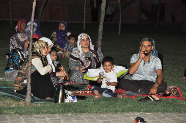 Siverek Belediyesi Kültür ve Sosyal İşler Müdürlüğü Geleneksel ''Müzikli Yaz Akşamları'' konserlerine başladı.