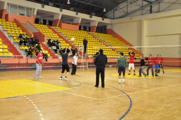 Şanlıurfa'nın Siverek İlçesinde 24 Kasım Öğretmenler günü programları etkinlikleri kapsamında yapılan çeşitli etkinlikler yapılan final gecesi ile ödüller sahiplerini buldu. 