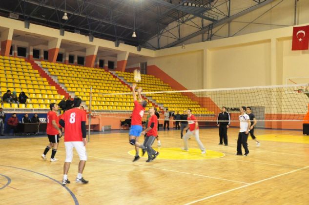 Şanlıurfa'nın Siverek İlçesinde 24 Kasım Öğretmenler günü programları etkinlikleri kapsamında yapılan çeşitli etkinlikler yapılan final gecesi ile ödüller sahiplerini buldu. 