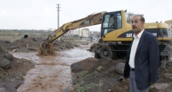 Siverek'te Sel Sularına İş Makinaları İle Müdahale