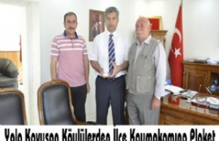 Yola Kavuşan Köylülerden İlçe Kaymakamına Plaket...