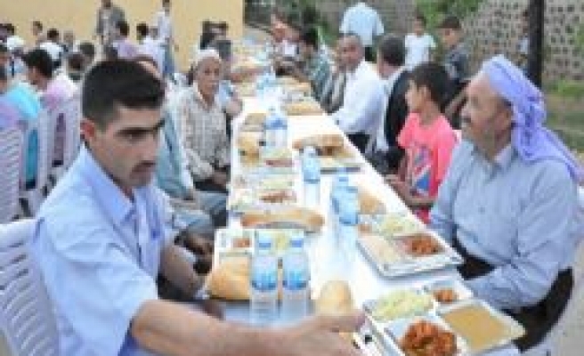 Siverek'te Okul Bahçesinde Verilen İftar Yemeklerine Yoğun İlgi