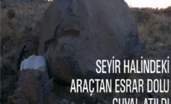 Araçtan Atılan Çuvalda Esrar Yakalandı