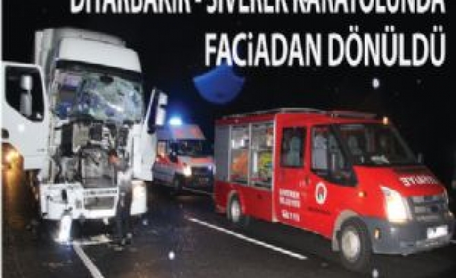 Siverek'te Kaza 2 Yaralı, Sürücü kaza yapan Tır'da Sıkıştı