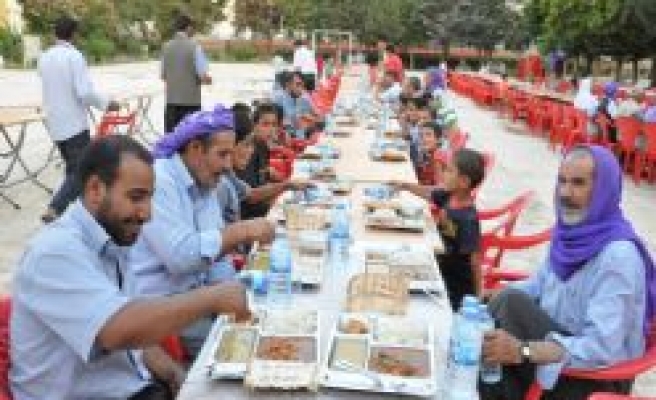 Ramazan Boyunca Hergün Ayrı Okul Bahçesinde İftar Yemeği