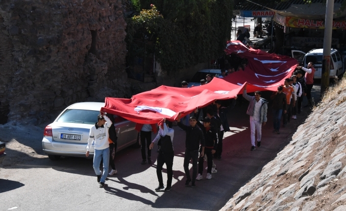 Siverek'te Coşkulu Bir Kutlama: Kaleye Bayrak Yürüyüşü